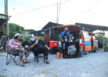 SEORANG pemuda, Mohd. Sabirin Hassan,39, mengambil pendekatan berbeza dengan mengusahakan jualan kopi secara bergerak atau ‘mobile coffee’ menerusi perniagaan Pod Koffee di sebelah gerai Rumi's Shawarma di Guar Sanji, Arau, Perlis semalam.- UTUSAN/IZLIZAN OTHMAN