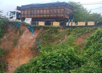 KEADAAN tebing runtuh dan mendapan tanah yang membahayakan orang ramai dan kenderaan di pintu masuk taman perumahan berdekatan Jalan Temin-Temerloh di Jerantut, Pahang. – UTUSAN/HARIS FADILAH AHMAD