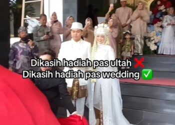 TANGKAP layar video tular pasangan pengantin menerima hadiah istimewa di majlis pernikahan di Cilegon, Banten.-AGENSI