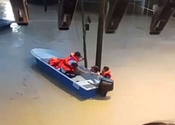 ANGGOTA keselamatan menyelamatkan seorang wanita dan anaknya yang terperangkap banjir kilat di Pekan Sungai Lembing di Kuantan, Pahang.