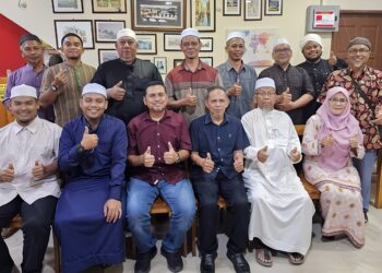 MUHAMMAD SHAHRIL Mohd. Saleh (duduk, dua dari kiri) diraikan dalam majlis Jasamu Dikenang sempena pertukaran pegawai agama Felda Wilayah Jengka di Jerantut, Pahang.