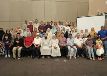 USTAZ Azhar Idrus (duduk, empat kiri) bergambar kenangan bersama bekas kakitangan Kilang Percetakan Utusan Melayu Bukit Kecil pada majlis hi-tea dan reunion di Kuala Terengganu, petang tadi.