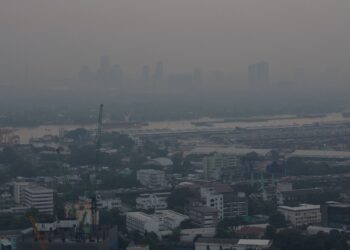 JEREBU tebal menyelubungi ruang udara pelabuhan sungai Chao Phraya di Bangkok, Thailand.-AFP