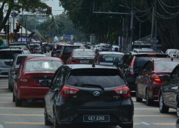 .- ISU kesesakan trafik sering menjadi rungutan orang ramai yang berkunjung ke Port Dickson khususnya pada waktu hujung minggu dan sewaktu cuti persekolahan.-UTUSAN/MOHD. SHAHJEHAN MAAMIN.