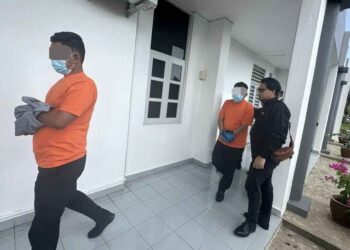 TIGA penjawat awam diiringi oleh pegawai SPRM di Mahkamah Majistret, Labuan hari ini.-Ihsan SPRM