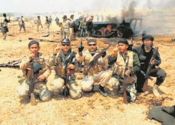 RAKYAT Malaysia, Zainuri Kamaruddin (dua dari kanan) yang menyertai kumpulan militan Daesh dipercayai terbunuh dalam pertempuran di Syria pada Januari 2017.