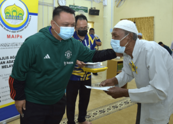 TUANKU Syed Faizuddin Putra Jamalullail berkenan menyampaikan sumbangan agihan zakat MAIPs di Masjid Ali bin Abi Talib Perawah, Datuk Kayaman, Bukit Keteri, semalam.- UTUSAN