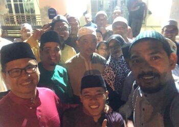 AL-SULTAN Abdullah Riayatuddin Al-Mustafa Billah Shah berkenan bergambar bersama petugas media 
termasuk penulis dan jemaah selepas menunaikan solat Subuh di Masjid Al Imam Ash Sha e di Kotasas, 
Kuantan, Pahang pada 14 Januari 2019