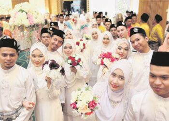 CAMPUR  tangan dan hasutan masyarakat hanya akan meruntuhkan masjid dan memusnahkan kehidupan berumah tangga yang sebelum ini bahagia.