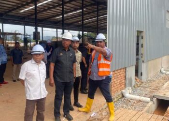 Abdul Rahman Mohamad (dua dari kiri) diberi penerangan oleh pihak pengurusan mengenai pembinaan fasa pertama Kilang Peluru Ketech Asia Sdn Bhd ketika melawat kilang tersebut di Kechau, Lipis hari ini. - HARIS FADILAH AHMAD