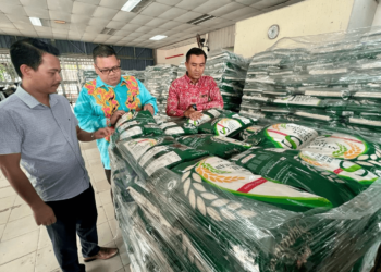 MOHD Anzara Azizan (kanan) meninjau bekalan BPT yang dihantar ke pusat operasi FAMA, Kangar, Perlis, sebelum diedarkan ke outlet-outlet untuk dipasarkan kepada pengguna. -UTUSAN/ASYRAF MUHAMMAD