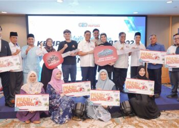 BAHAROM Embi (tengah) bersama pemenang Kempen Hello CBP 2023 pada Majlis Pelancaran Kempen Hello CBP 2024 di Kuala Lumpur, semalam. – UTUSAN/MOHD FARIZWAN HASBULLAH