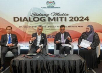 TENGKU Zafrul Tengku Abdul Aziz (dua, kiri) bercakap pada sidang akhbar selepas Sesi Dialog Kementerian Pelaburan, Perdagangan dan Industri (MITI) 2024 di Menara MITI, Kuala Lumpur hari ini. - UTUSAN/FARIZ RUSADIO