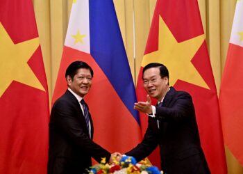 FERDINAND Marcos Jr (kanan) berjabat tangan dengan Vo Van Thuong dalam satu majlis diadakan di Istana Presiden di Hanoi. - AFP 