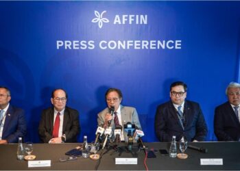 ABANG Johari Tun Openg dalam sidang akhbar sempena forum ‘Market Outlook: Propelling Malaysia Forward 2024’ di Menara Affin Bank, TRX di Kuala Lumpur, hari ini. Turut sama, Timbalan Premier Sarawak, Datuk Amar Awang Tengah Ali Hasan (kanan); Timbalan Premier Sarawak, Datuk Amar Douglas Uggah Embas (dua kiri), Setiausaha Kerajaan Negeri Sarawak, Datuk Amar Mohamad Abu Bakar Marzuki (kiri) dan Presiden merangkap Ketua Pegawai Eksekutif Kumpulan Affin Bank Berhad, Datuk Wan Razly Abdullah. - UTUSAN/MUHAMAD IQBAL ROSLI