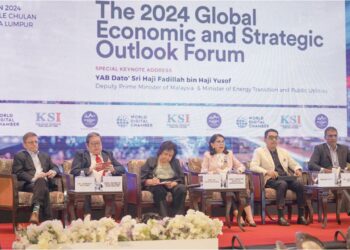 AHLI panel menyertai Forum Tinjauan Ekonomi dan Strategik 2024 di Kuala Lumpur, semalam. – UTUSAN/MOHD FARIZWAN HASBULLAH