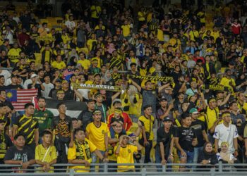 TUNJUKKANLAH sokongan kepada skuad
kebangsaan. Bukan mudah Malaysia untuk layak
ke Piala Asia. – UTUSAN/FARIZ RUSADIO