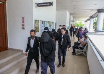 PEGAWAI SPRM membawa sebahagian daripada enam tertuduh yang mengaku bersalah bagi pertuduhan menggunakan dokumen palsu untuk mengurangkan duti import kereta mewah di Mahkamah Sesyen Alor Setar. - UTUSAN/ SHAHIR NOORDIN