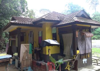 KEADAAN sebuah surau yang disalah guna
seorang individu yang mendakwa dirinya sebagai Raja Muda kerajaan jin Bukit Bauk
di Hutan Rimba Bukit Bauk, Dungun. - UTUSAN/NIK NUR IZZATUL HAZWANI NIK ADNAN