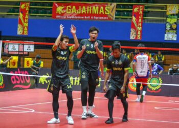 TRIO Pulau Pinang meraikan kejayaan mara ke perlawanan akhir Kejohanan Sepak Takraw Piala Emas Khir Johari di Stadium Sultan Abdul Halim, Alor Setar. -UTUSAN/SHAHIR NOORDIN