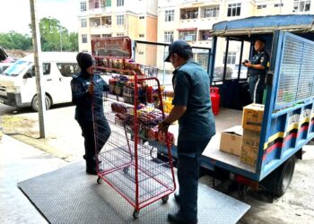 ANGGOTA penguat kuasa MBS menyita barang di sebuah premis perniagaan yang diuruskan warga asing di Cempaka Court, Desa Cempaka, Nilai, Seremban, semalam.