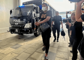 TERTUDUH di bawa ke Kompleks Mahkamah Kangar, Perlis hari ini bagi menghadapi pertuduhan mengedar dadah jenis syabu seberat 528 kilogram di Hutan Simpan Mata Ayer, Padang Besar, Perlis, pada 10 Januari laku. -UTUSAN/ASYRAF MUHAMMAD