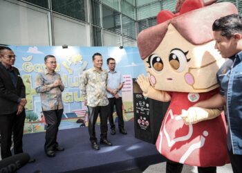 NIK Nazmi Nik Ahmad ketika melancarkan Hari Gaya Hidup Hijau dengan penampilan gimik maskot watak E-Cha di Putrajaya. - UTUSAN/FAIZ ALIF ZUBIR