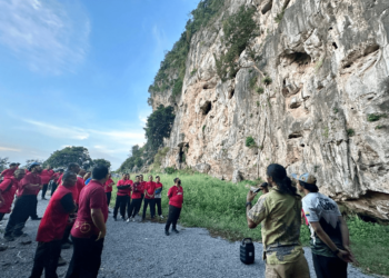TUANKU Syed Faizuddin Putra Jamalullail 
berkenan singgah melawat kawasan ‘Bukit Keteri West Climbing’ yang merupakan salah satu tumpuan peminat sukan ‘rock climbing’ dari seluruh pelusuk dunia dan bertaraf antarabangsa.- UTUSAN