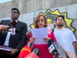 Isteri Tun Daim, dua anak tiba di ibu pejabat SPRM
