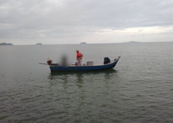 ANGGOTA Maritim Malaysia membuat pemeriksaan terhadap nelayan yang menggunakan bubu naga di Tanjung Dawai, Sungai Petani.