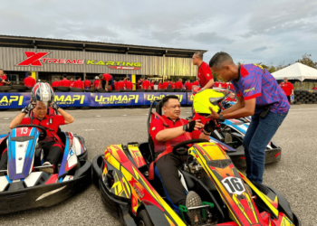 TUANKU Syed Faizuddin Putra Jamalullail berkenan mengadakan kunjungan ke litar Go-Kart Unimap Racing Circuit di Arau, Perlis semalam.- UTUSAN