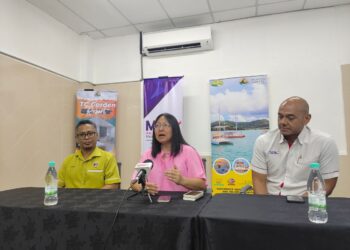 MINT Leong Hoon Min (tengah) semasa sidang akhbar selepas sesi bersama ahli MITA dan pemain industri pelancongan di TC Garden Resort, Jalan Ulu Melaka, Langkawi.