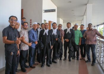 BARISAN peguam mewakili Muhammad Sanusi Md. Nor bersama sebahagian pemimpin Perikatan Nasional (PN) Kedah dan penyokong yang mengikuti keputusan Mahkamah Tinggi Alor Setar, di sini hari ini. - UTUSAN/ SHAHIR NOORDIN