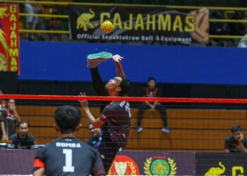 SYAHIR Rosdi memulakan servis dalam pertemuan menentang Bomba pada aksi suku akhir Kejohanan Sepak Takraw Piala Emas Khir Johari di Stadium Sultan Abdul Halim, Alor Setar. - UTUSAN/ SHAHIR NOORDIN