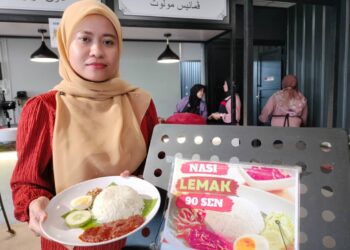 NINI YANA Jafri menunjukkan nasi lemak yang dijual dengan harga 90 sen di Restoran Menu Dulu Dulu di Jalan Tongkang Pecah, Batu Pahat.
