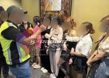 Penguat kuasa Jabatan Imigresen Johor menahan 24 wanita warga asing di empat pusat urut di Masai, Pasir Gudang, hari ini