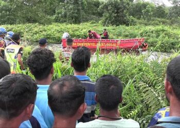 MAYAT Muhammad Adhwa Haslan ditemukan kira-kira 100 meter dari tempat dia  terjatuh di ladang kelapa sawit YP Pekan Timur,  Pekan semalam. – UTUSAN/DIANA SURYA ABD WAHAB