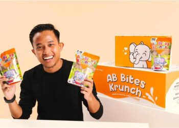 MUHAMMAD Zulfaqar Rosli menunjukkan produk AB Bites yang dikeluarkan oleh AB Bites.