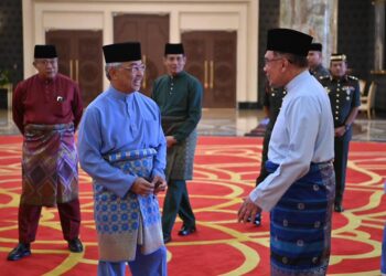 AL-SULTAN Abdullah Ri’ayatuddin Al-Mustafa Billah Shah dan Anwar Ibrahim semasa Majlis Jamuan Teh Diraja Sempena Tamat Tempoh Pemerintahan Yang di-Pertuan Agong Ke-16 di Istana Negara, hari ini. - FB ISTANA NEGARA