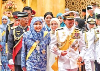 SULTAN Brunei, Sultan Hassanal Bolkiah dan Raja Isteri Pengiran Anak Saleha bersama Al-Sultan Abdullah Ri’ayatuddin Al-Mustafa Billah Shah serta Tunku Azizah Aminah Maimunah Iskandariah berjalan masuk ke istiadat persandingan Pengiran Muda Abdul Mateen Bolkiah dan Dayang Anisha Rosnah di Balai Singgahsana Indera Buana, Istana Nurul Iman, Bandar Seri Begawan, Brunei, semalam. 
– IHSAN ISTANA NEGARA