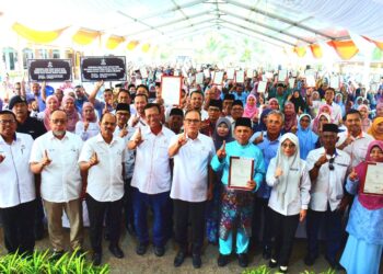 PENANTIAN selama 40 tahun warga peneroka Felda Jengka 24 berakhir apa menerima suratan hak milik masing-masing di pekarangan Masjid Jengka 24 di Jerantut, Pahang. - FOTO/SHAIKH AHMAD RAZIF