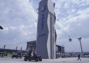 TImbalan Perdana Menteri, Datuk Seri Dr Ahmad Zahid Hamidi hadir melihat fasiliti Agensi Pengurusan Bencana Negara (NADMA) ketika Majlis Penyampaian Amanat Tahun Baru 2024 NADMA di Markas SMART, Pulau Meranti, Puchong di sini semalam. GAMBAR - AMIR KHALID / PEMBERITA - ASLINDA ( UTUSAN )