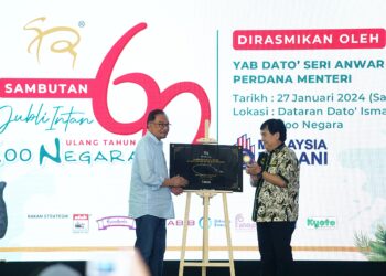 ANWAR Ibrahim (kiri) selepas menandatangani plak perasmian Sambutan Jubli Intan Ulang Tahun ke-60 Zoo Negara di Kuala Lumpur, hari ini. Turut sama, Timbalan Presiden Malaysian Zoological Society, Datuk Rosly @ Rahmat Ahmat Lana. - UTUSAN/FARIZ RUSADIO 