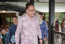 Anwar kekal tidak ambil gaji