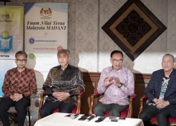 ANWAR Ibrahim pada sidang akhbar selepas Sesi Pemukiman Anggota Jemaah Menteri Kerajaan Perpaduan di Cyberjaya. - UTUSAN/FAISOL MUSTAFA