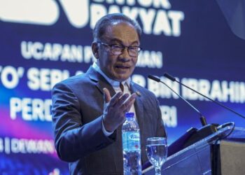 ANWAR Ibrahim berucap merasmikan Peluncuran Program 'Kecerdasan Buatan (AI) Untuk Rakyat' di Universiti Putra Malaysia (UPM), Serdang, hari ini. - UTUSAN/FARIZ RUSADIO