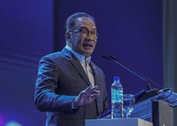 ANWAR Ibrahim berucap merasmikan Peluncuran Program 'Kecerdasan Buatan (AI) Untuk Rakyat' di Universiti Putra Malaysia (UPM), Serdang, hari ini. - UTUSAN/FARIZ RUSADIO