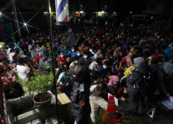 SEBAHAGIAN warga asing yang diperiksa pasukan penguat kuasa dalam operasi bersepadu di sebuah pangsapuri di Bandar Tasik Kesuma, Beranang, Selangor. - UTUSAN/FARIZ RUSADIO