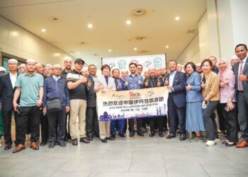 KHAIRUL Firdaus Akbar Khan (depan berbaju batik) bergambar dengan sekumpulan imam dari China di Lapangan Terbang Antarabangsa Kuala Lumpur (KLIA), baru-baru ini. – UTUSAN/AMREE AHMAD