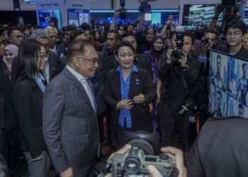 ANWAR Ibrahim melawat ke ruang pameran selepas merasmikan Program Kecerdasan Buatan (AI) Untuk Rakyat di Universiti Putra Malaysia (UPM), Serang, hari ini. - UTUSAN/FARIZ RUSADIO